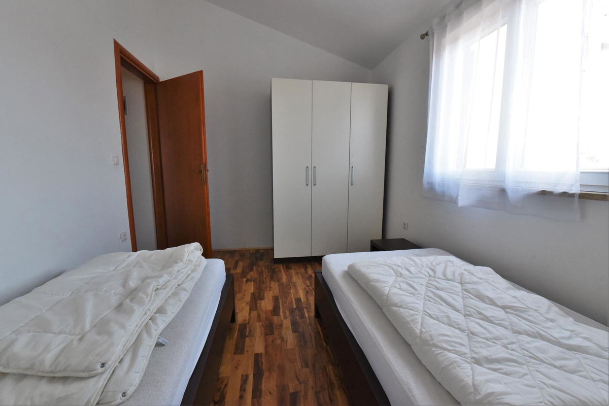 Vrstna hiša - 2 km do morja